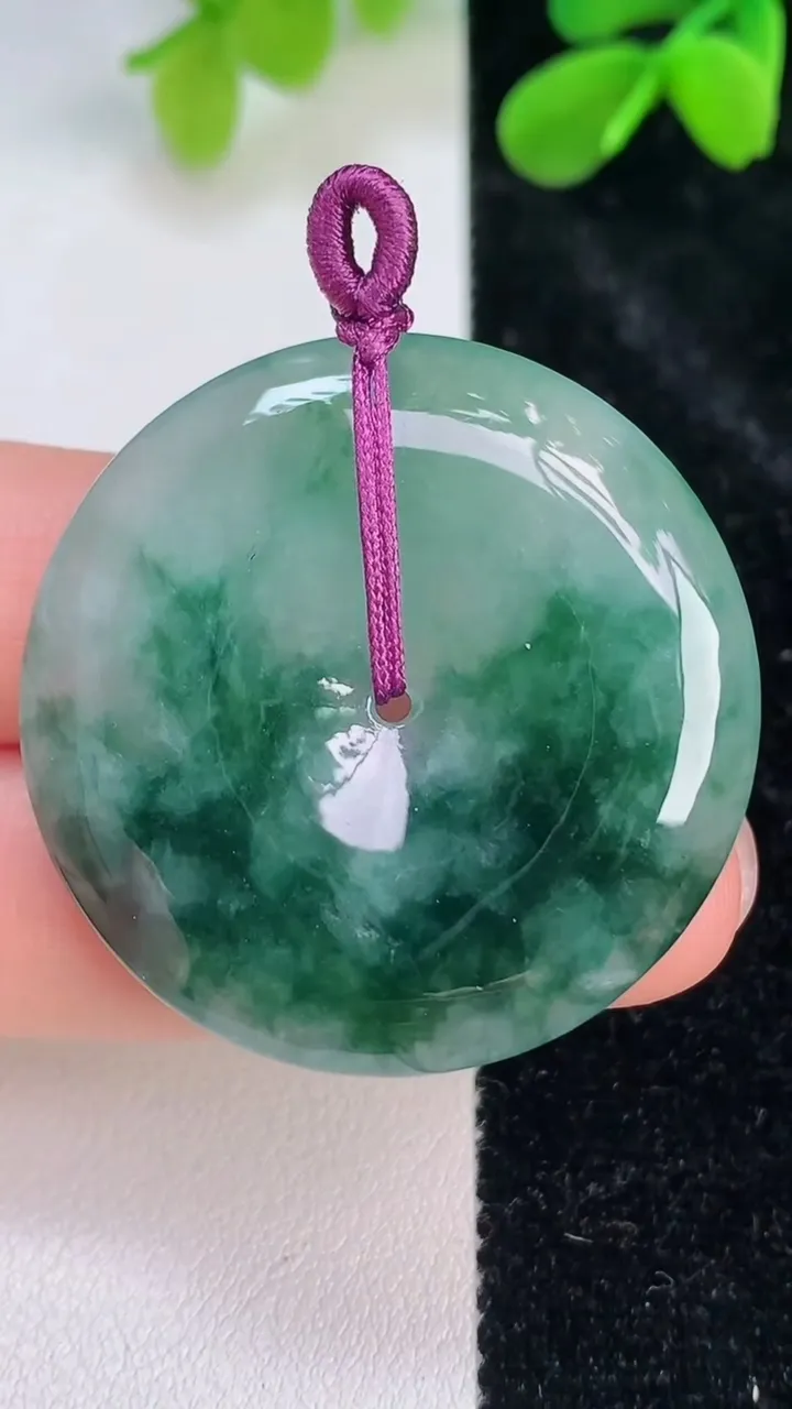 天然A货翡翠飘花平安扣吊坠，尺寸36.4-5.5，重量:15.14g
7月11日