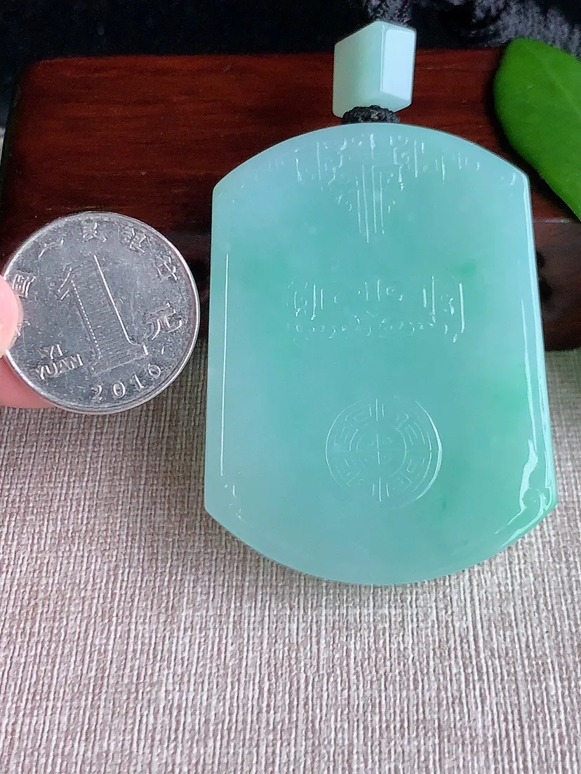 天然A货翡翠飘绿仿古无事牌吊坠尺寸56.2×41.5×10.4m量78.65g 0710