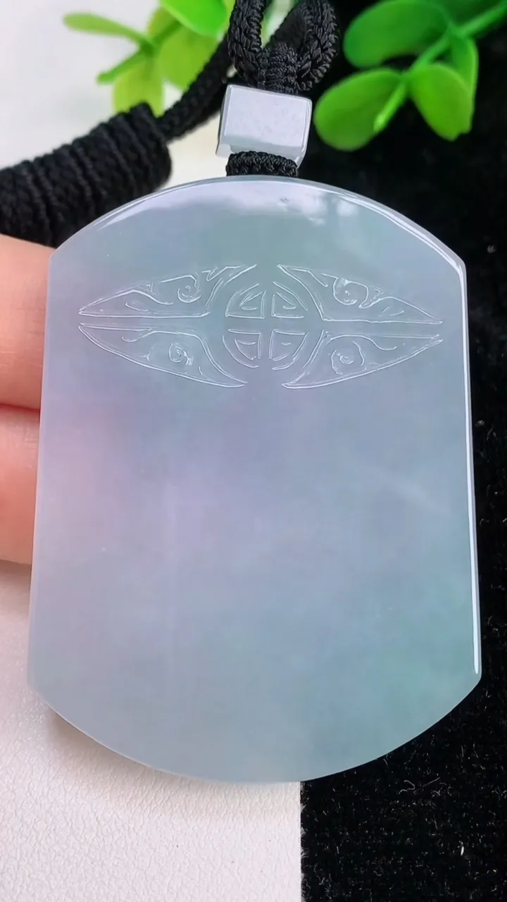 天然A货翡翠春带彩紫罗兰仿古无事牌吊坠，尺寸57-43-5.6，重量:44.08g
7月11日