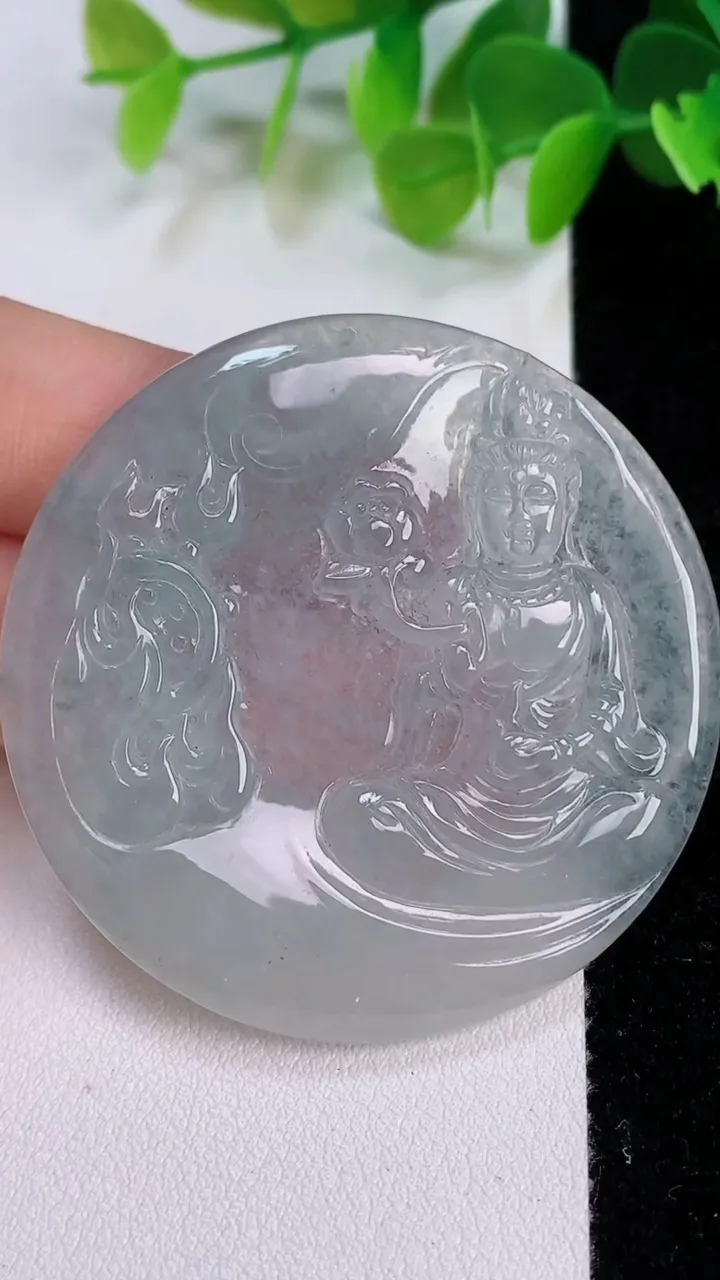 天然A货翡翠白冰大势至观音菩萨吊坠，尺寸49-4.6，重:24.20g
7月11日