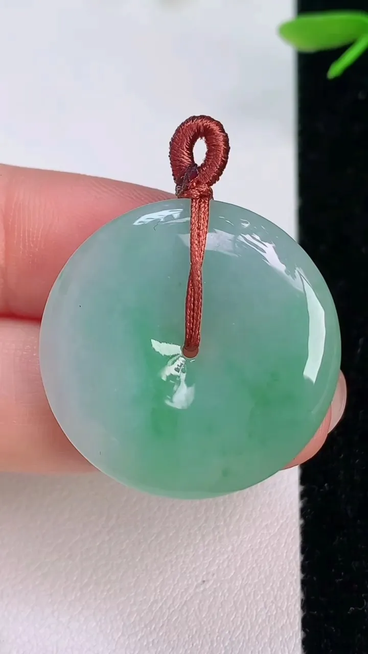 天然A货翡翠平安扣吊坠，尺寸28.3-4.5，重量7.45g
7月12日