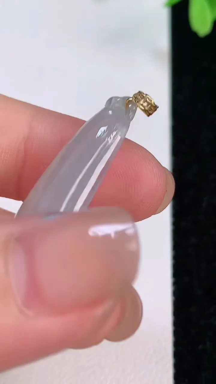 天然A货翡翠福瓜吊坠，尺寸36-11.7-5.2，重量:3.87g
7月12日