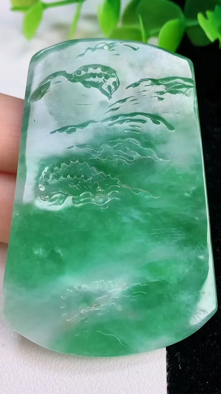 天然A货翡翠山水牌吊坠，尺寸64.3-43.3-5.4，重量:30.00g
7月12日