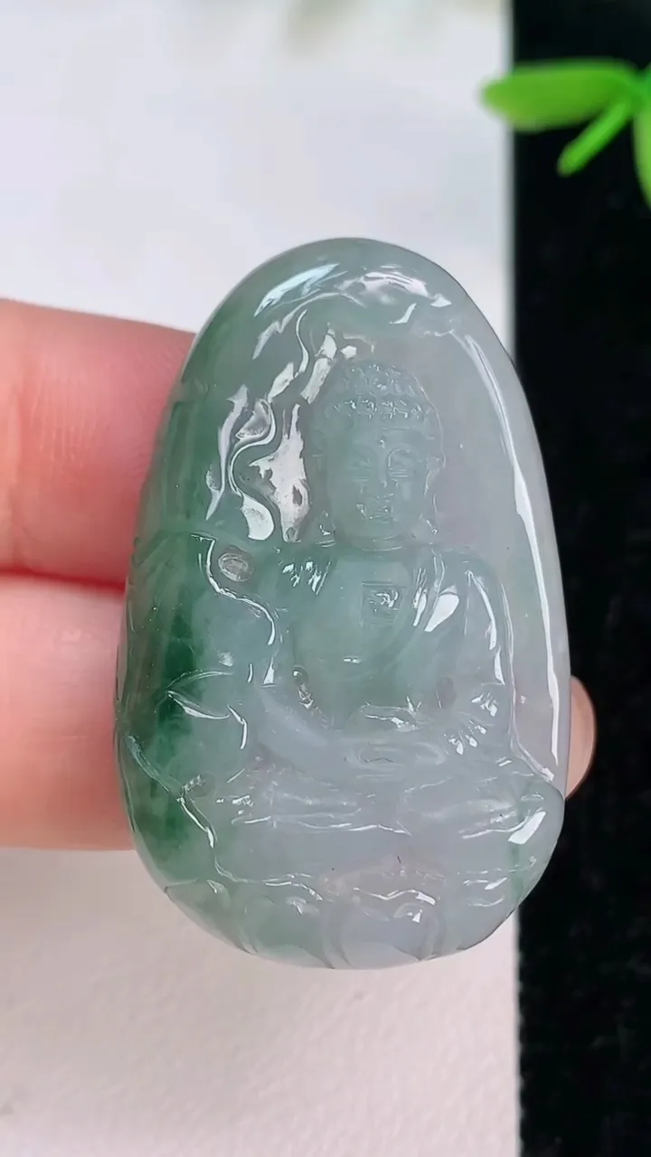 天然A货翡翠大日如来吊坠，尺寸39-24.8-6.3，重量:11.45g
7月12日