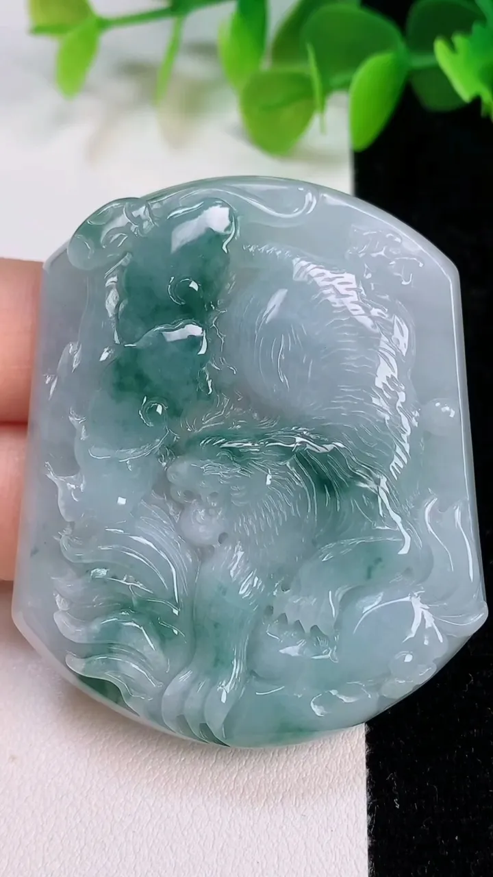 天然A货翡翠飘花生肖虎吊坠，尺寸52.4-43.8-6，重量:31.08g
7月12日