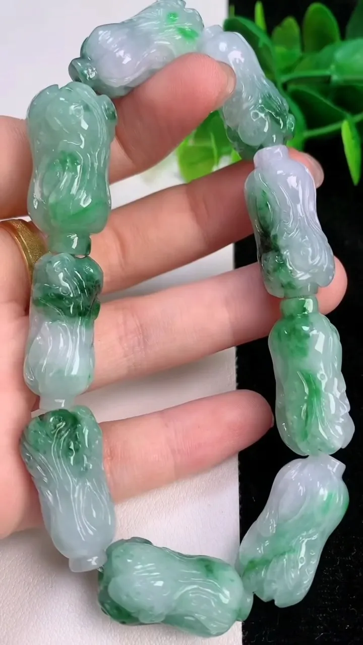天然A货翡翠白菜手串，尺寸26.6-11.3，重量:67.08g7月12日
工厂直销收藏佳品,种好水足，色泽均匀，有种有色，上手高大气！