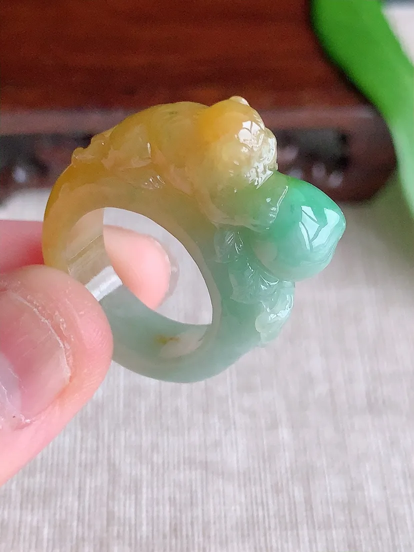 天然A货翡翠黄加绿双彩生肖猴灵猴献寿扳指 尺寸16.8×7.3×13mm 重量9.39g 0711