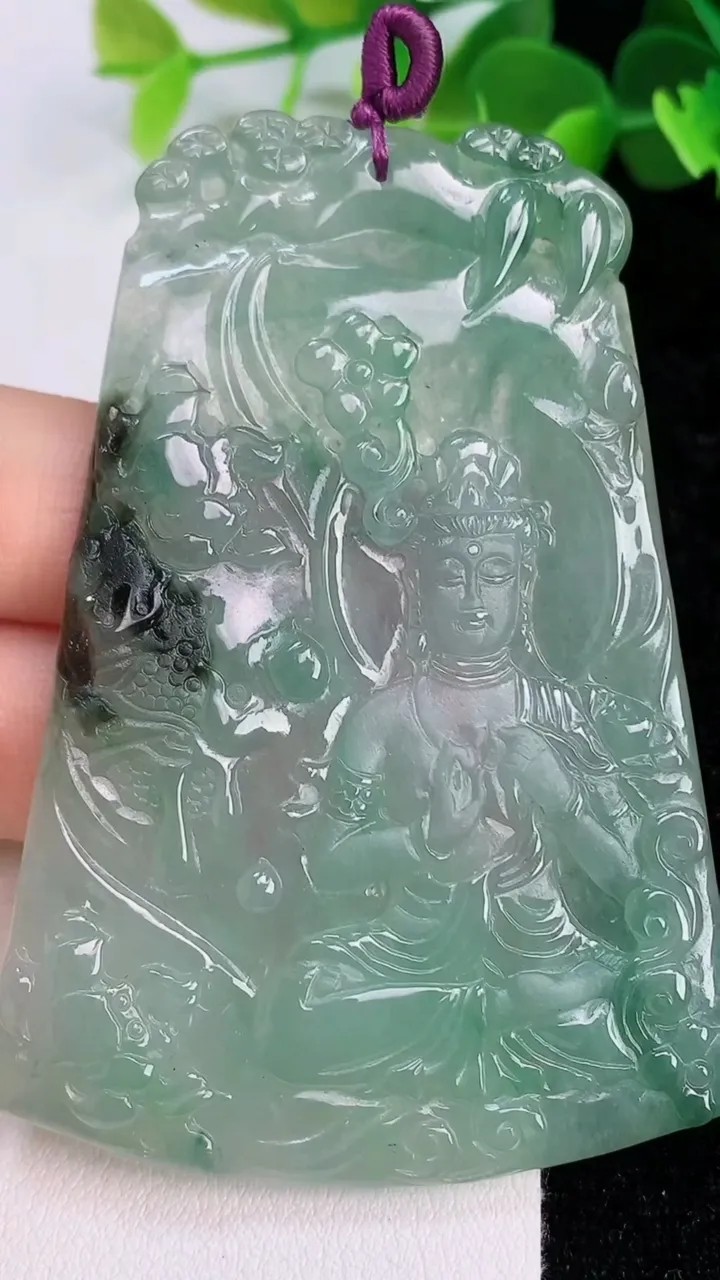 天然A货翡翠祥龙大势至观音菩萨吊坠，尺寸70.8-48.7-4.3，重量:33.42g
7月12日