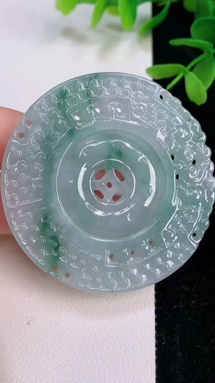 天然A货翡翠雕花母子平安扣吊坠，尺寸56.7-5，重量:34.36g
7月12日