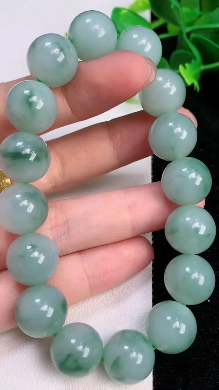 天然A货翡翠圆珠手串，尺寸13-16颗，重量:62.54g7月12日
工厂直销收藏佳品,种好水足，色泽均匀，有种有色，上手高大气！
