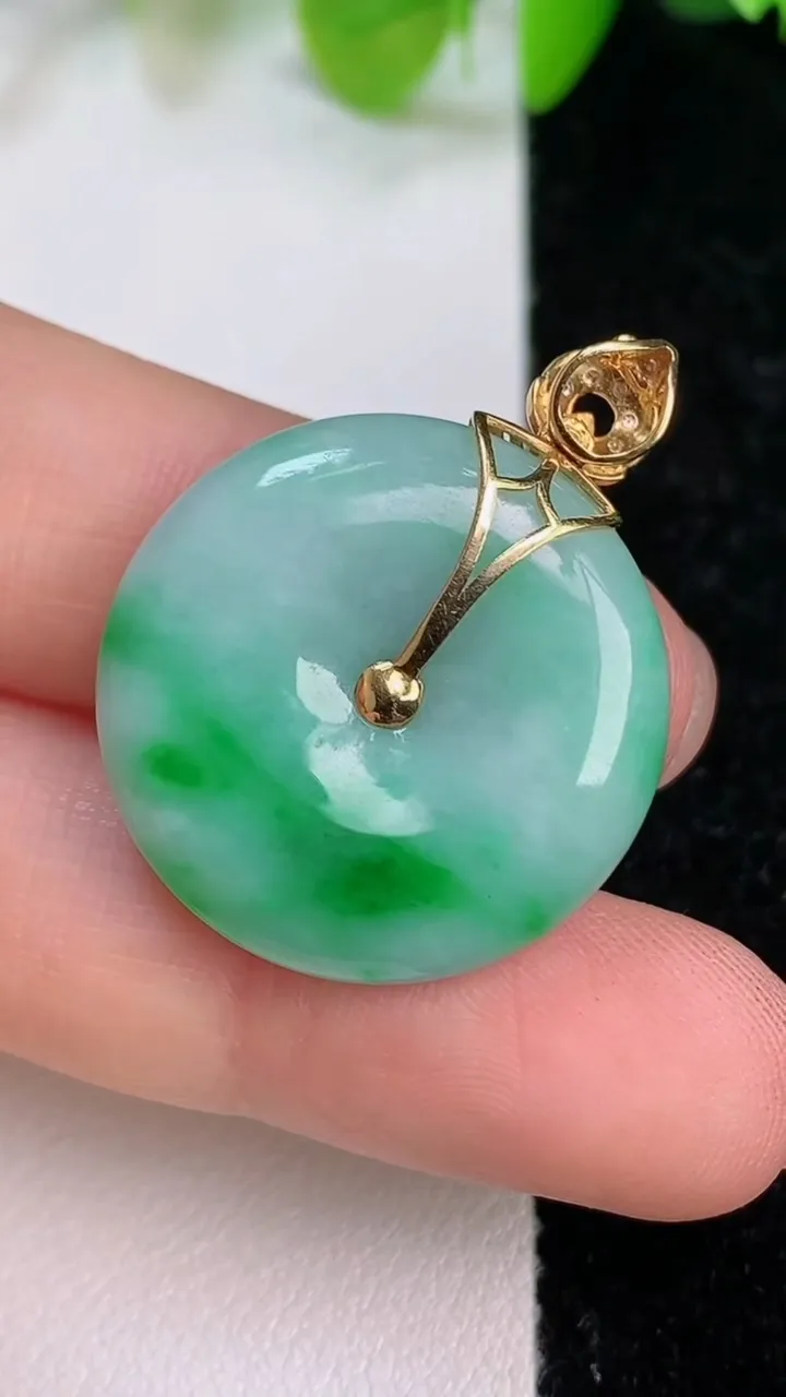 天然A货翡翠平安扣吊坠，尺寸23.4-5.6，重量:7.27g
7月12日