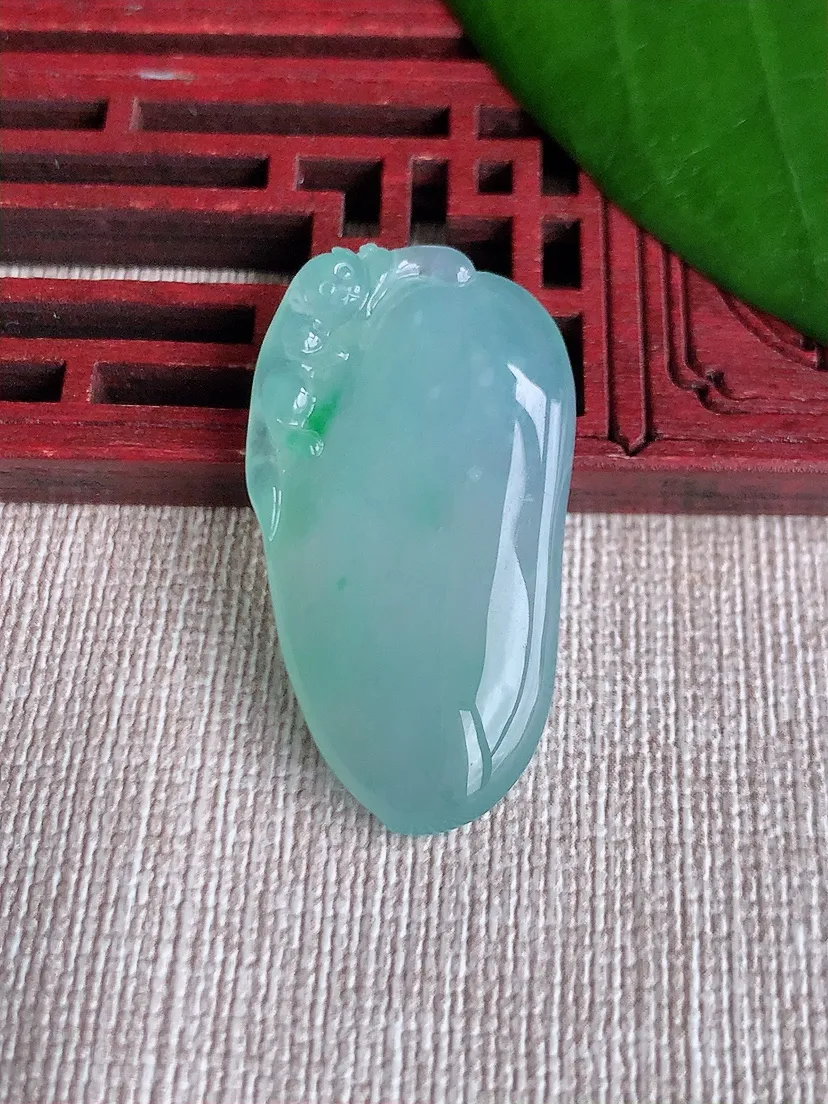 天然A货翡翠飘绿福瓜吊坠尺寸35.5×19.4×6m量8.57g 0711