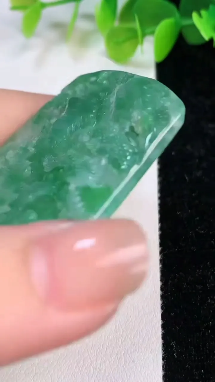 天然A货翡翠山水牌吊坠，尺寸64.3-43.3-5.4，重量:30.00g
7月12日