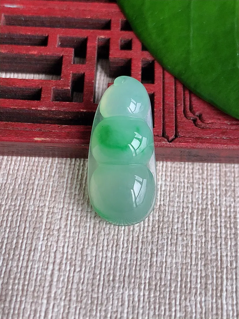 天然A货翡翠飘绿四季豆福豆平安豆镶嵌件尺寸25.8×11.7×7.2m量4.04g 0711