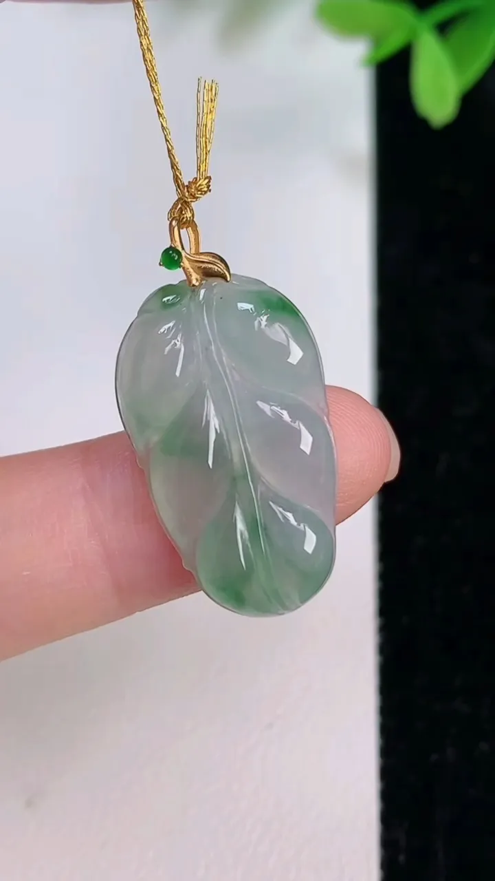 天然A货翡翠金枝玉叶 叶子吊坠，尺寸23.3-13.6-3.8，重量:2.44g
7月12日