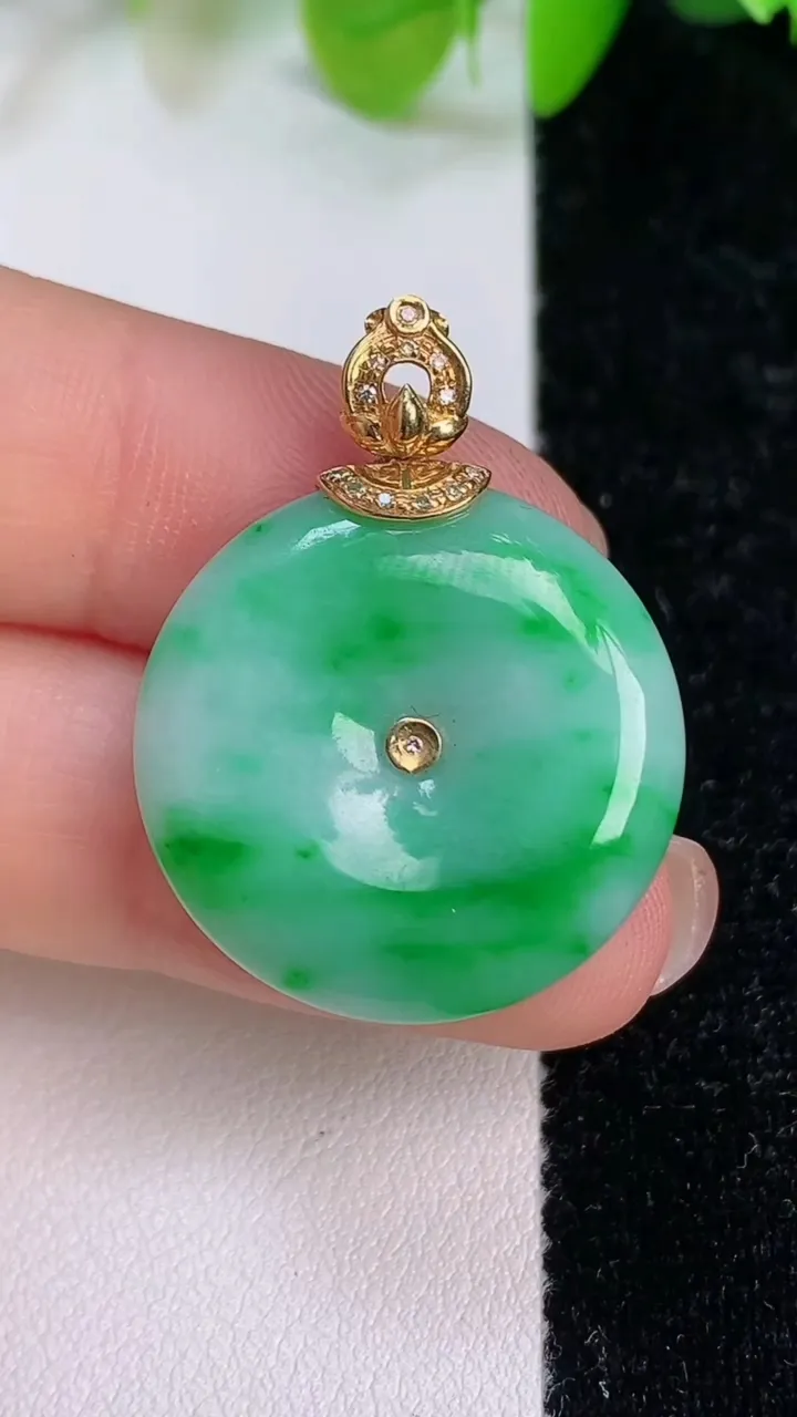 天然A货翡翠平安扣吊坠，尺寸23.4-5.6，重量:7.27g
7月12日