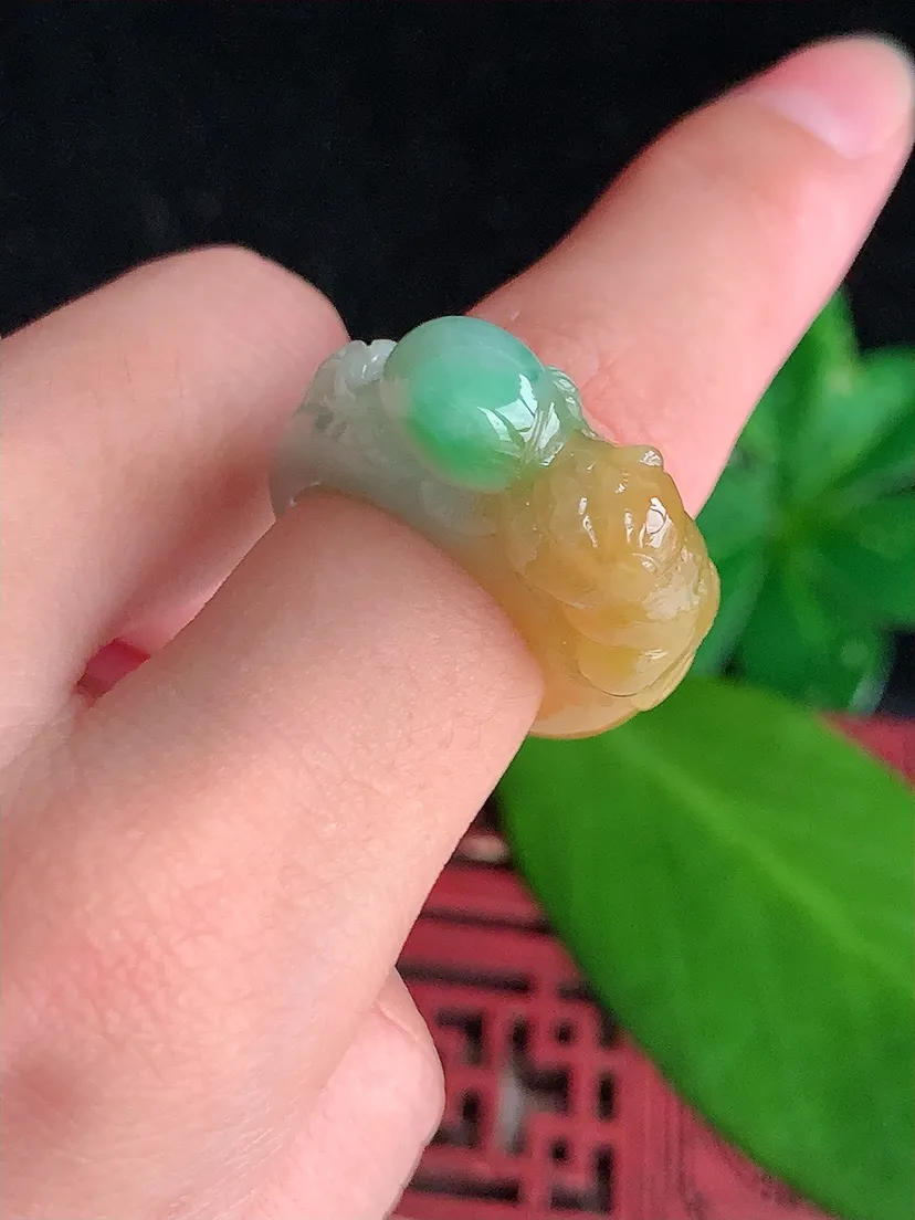 天然A货翡翠黄加绿双彩生肖猴灵猴献寿扳指 尺寸16.8×7.3×13mm 重量9.39g 0711