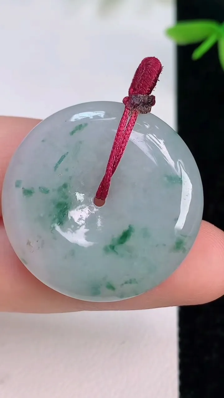 天然A货翡翠飘花平安扣吊坠，尺寸28.8-5.6，重量:9.83g
7月12日