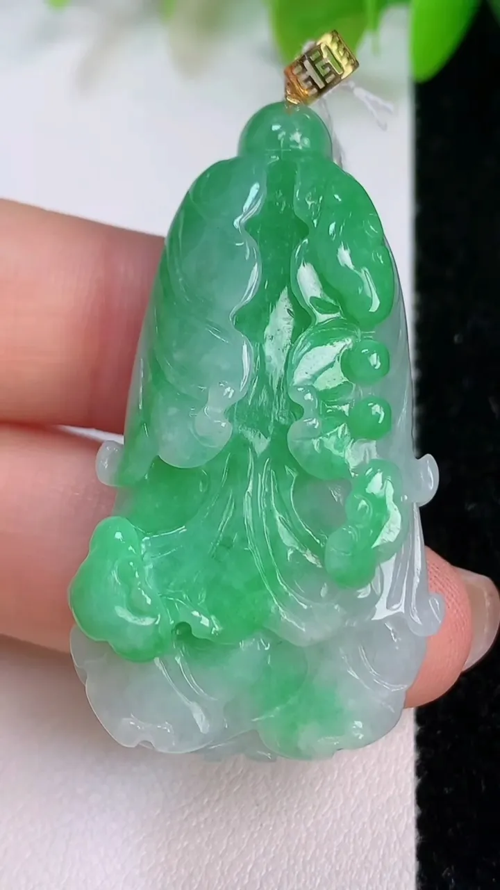 天然A货翡翠白菜吊坠，尺寸47-25.7-10.6，重量:20.00g
7月12日