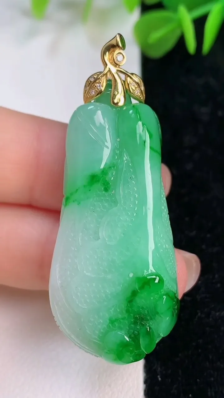 天然A货翡翠白菜吊坠，尺寸44.5-18.8-11.5，重量:18.44g
7月12日