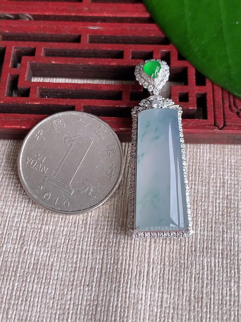 天然A货翡翠18K金伴飘花无事牌吊坠尺寸42.5×14×8.8裸石26.6×10.8m量6.29g 0710