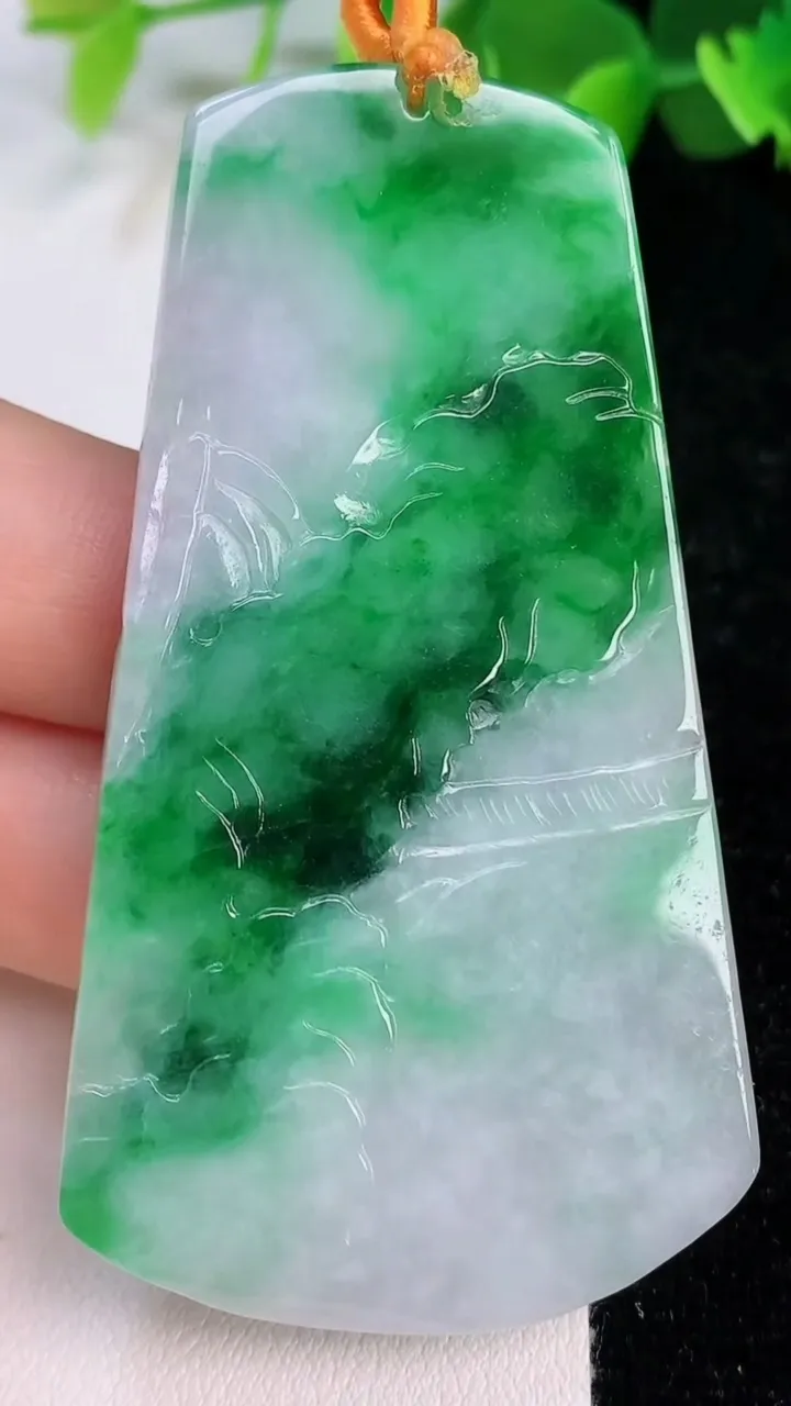 天然A货翡翠山水牌吊坠，尺寸64.8-36.4-5.4，重量:21.40g
7月12日