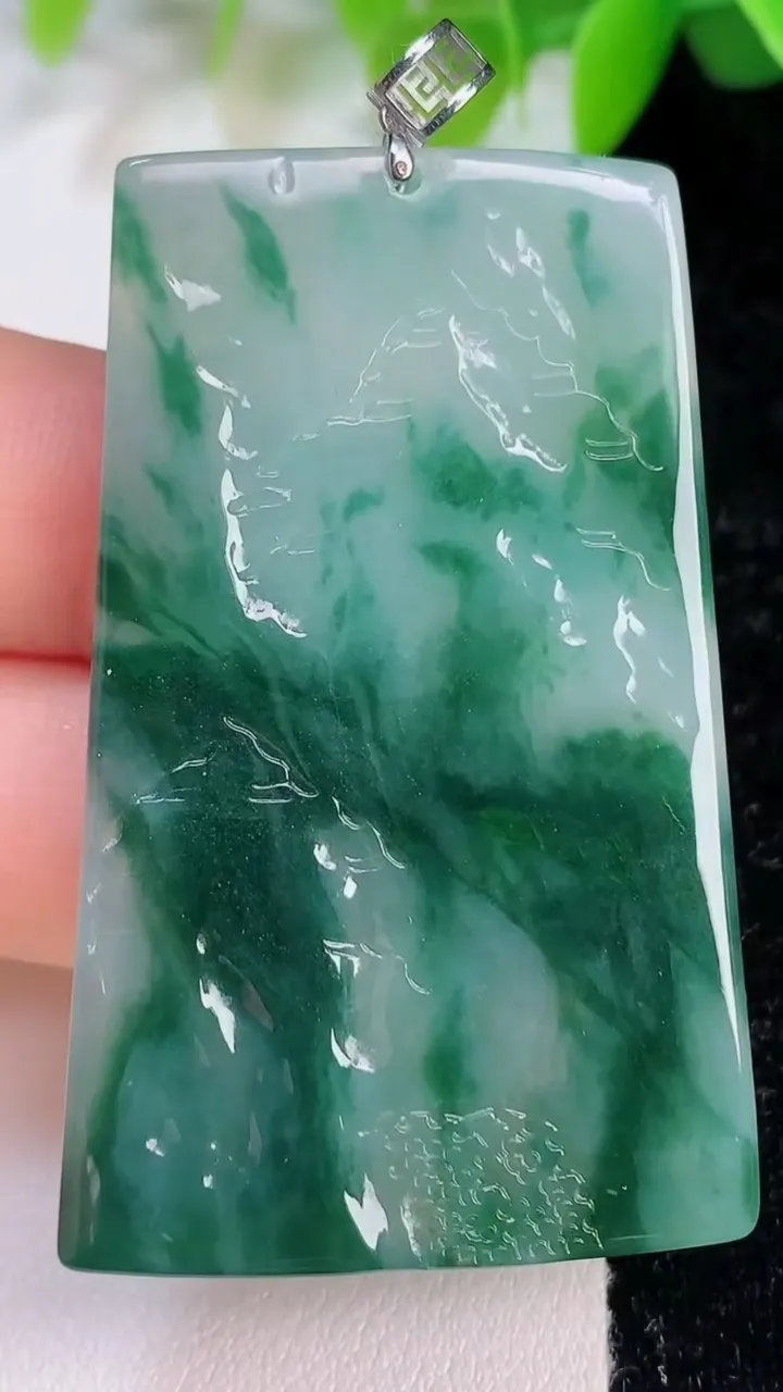 天然A货翡翠18k金飘花山水牌吊坠，尺寸51.4-31.8-4.2，重量:19.39g
7月12日