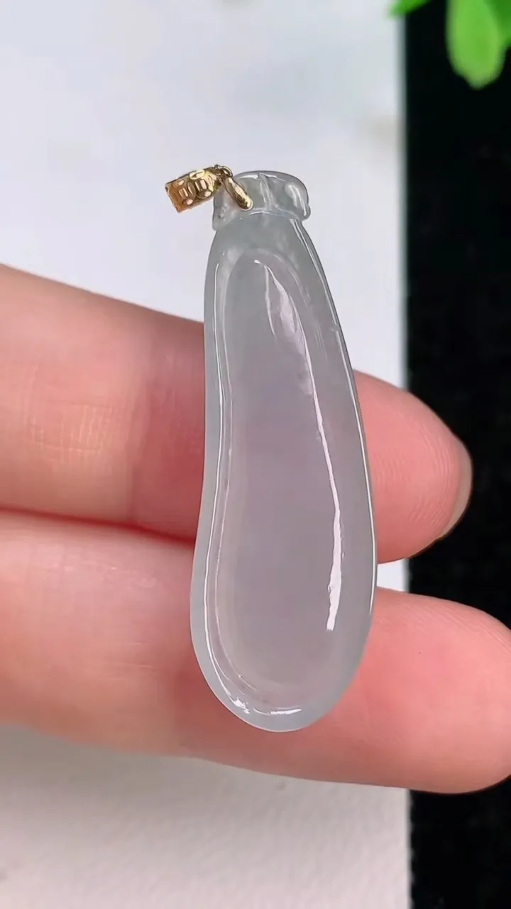 天然A货翡翠福瓜吊坠，尺寸36-11.7-5.2，重量:3.87g
7月12日