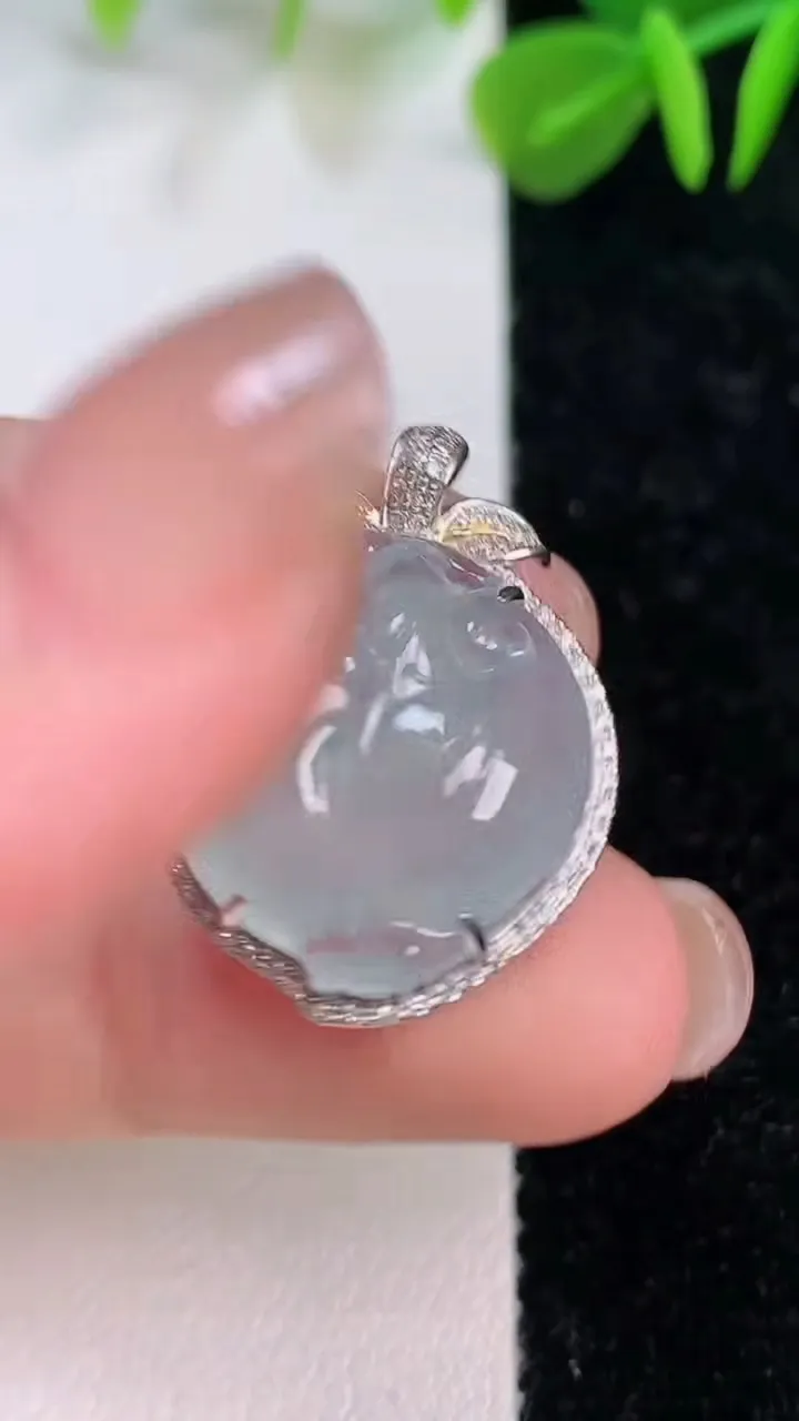 天然A货翡翠种寿桃吊坠，尺寸24.7-19-8，裸石18-16.8重量:4.56g
7月12日
