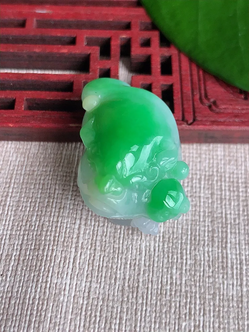 天然A货翡翠飘绿招财金蟾吊坠尺寸28.8×18.5×19.2m量14.86g 0711