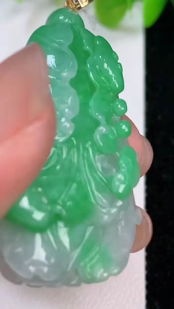 天然A货翡翠白菜吊坠，尺寸47-25.7-10.6，重量:20.00g
7月12日