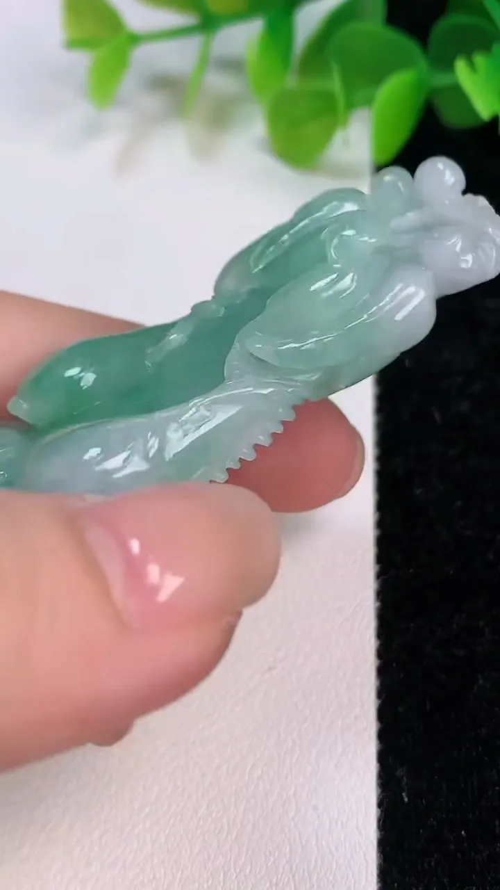 天然A货翡翠花瓶吊坠，尺寸77-27-12，重量:40.77g
7月12日