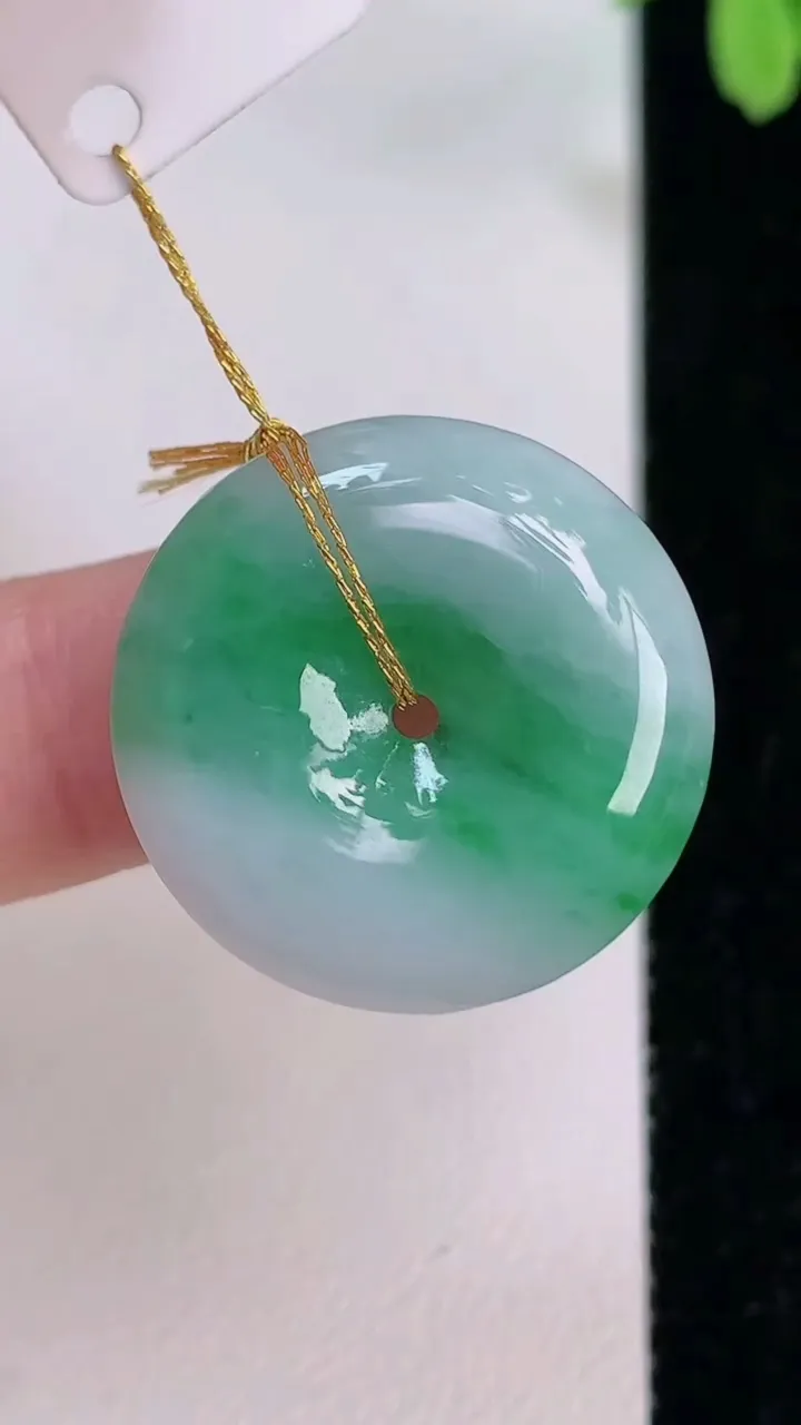 天然A货翡翠平安扣吊坠，尺寸23-5.2，重量:5.94g
7月12日