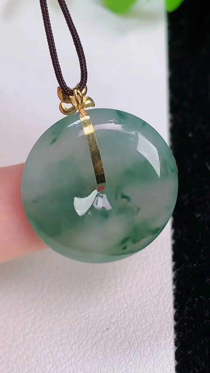 天然A货翡翠平安扣吊坠，尺寸22-5，重量:5.47g
7月12日