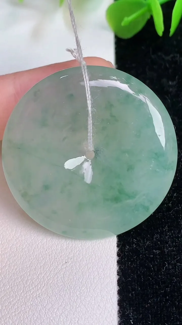 天然A货翡翠飘花平安扣吊坠，尺寸36.5-5.8，重量:16.86g
7月12日
