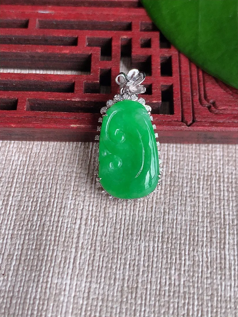 天然A货翡翠18K金伴满绿如意吊坠尺寸27.8×13.2×6裸石18.8×11m量2.94g 071