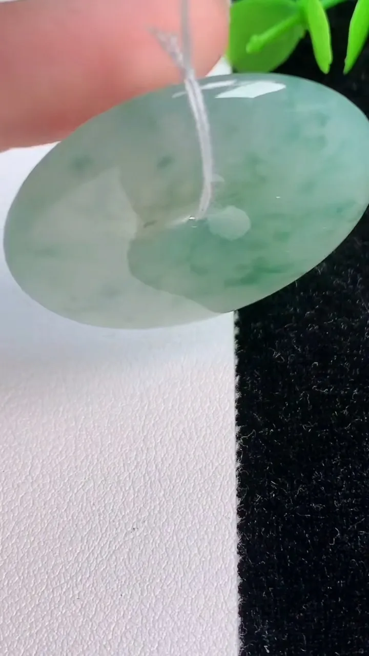 天然A货翡翠飘花平安扣吊坠，尺寸36.5-5.8，重量:16.86g
7月12日