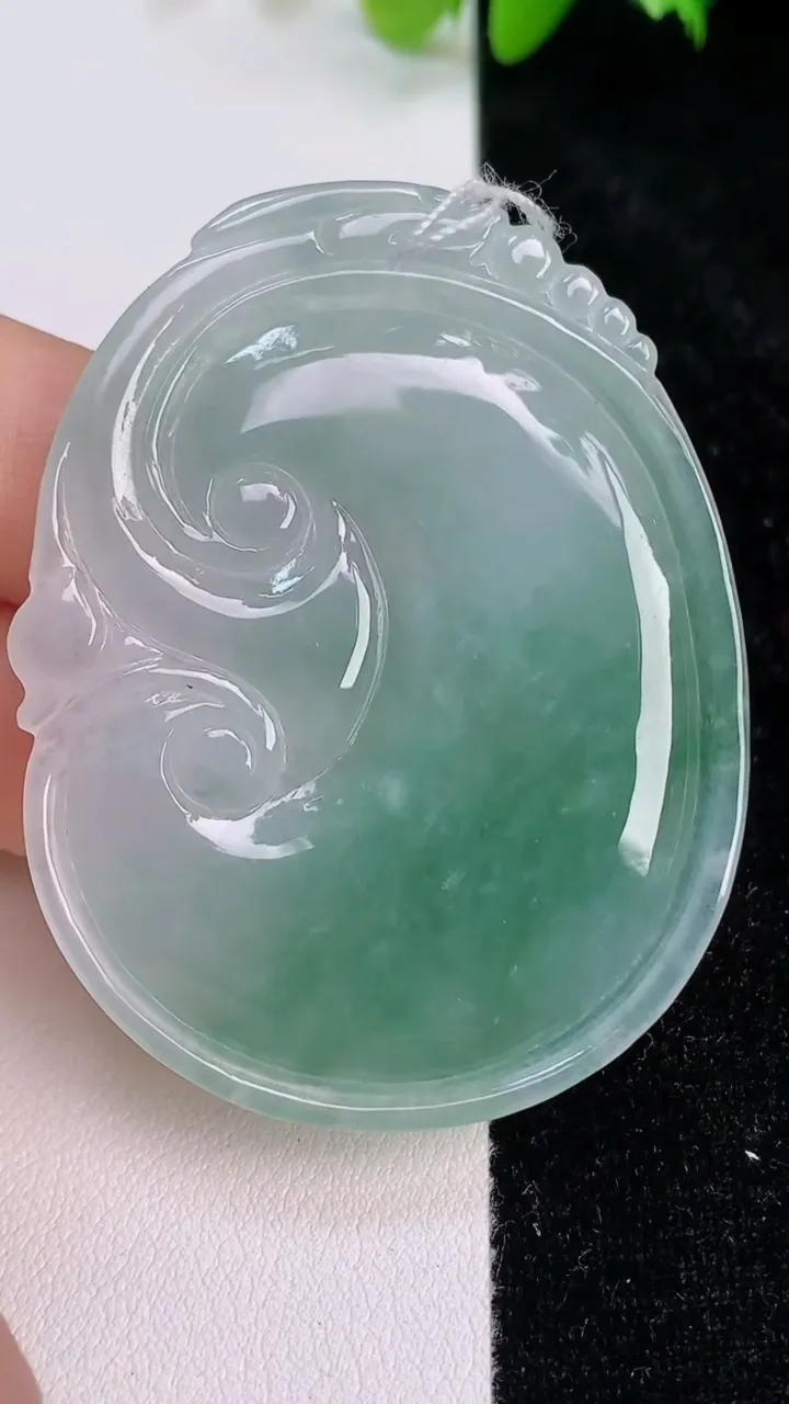天然A货翡翠如意吊坠，尺寸54.2-42-5.8，重量:23.78g
7月12日