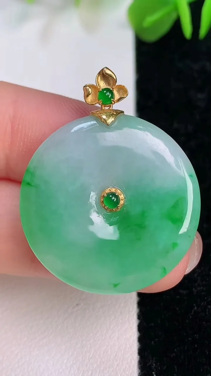 天然A货翡翠平安扣吊坠，尺寸27-3.8，重量:6.25g
7月12日