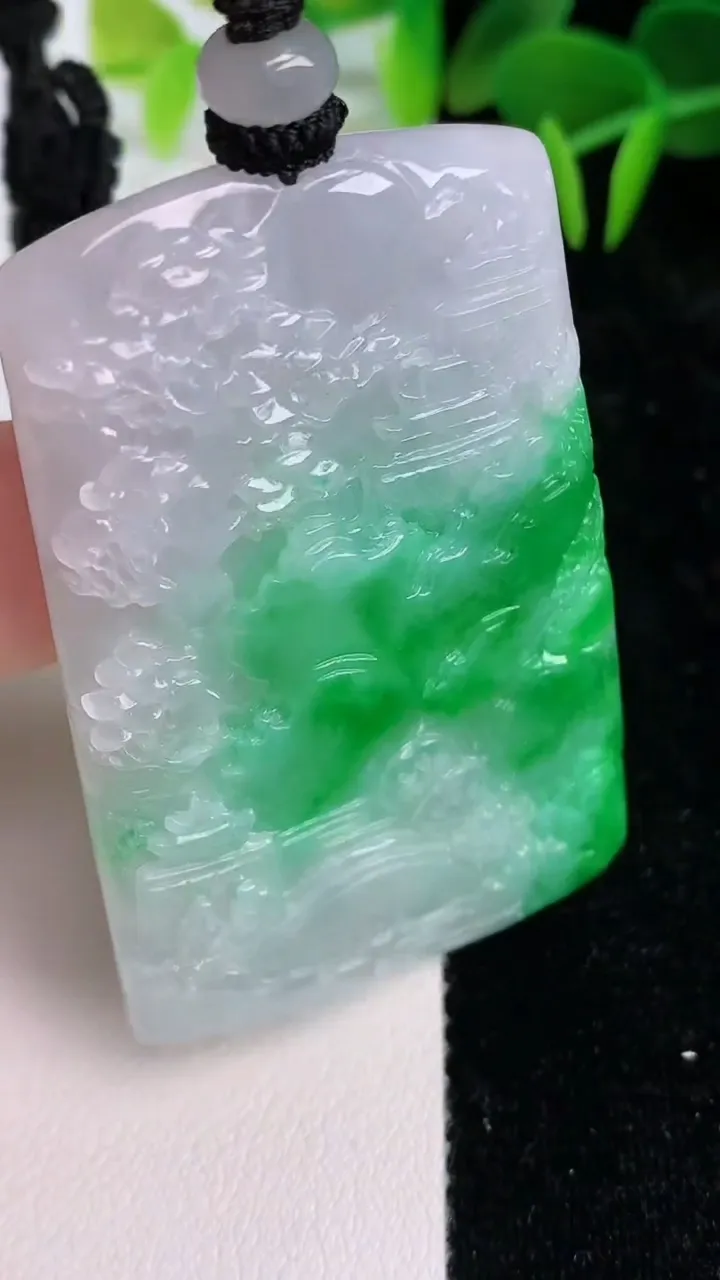 天然A货翡翠山水牌吊坠，尺寸54-35-6，重量:31.41g
7月12日