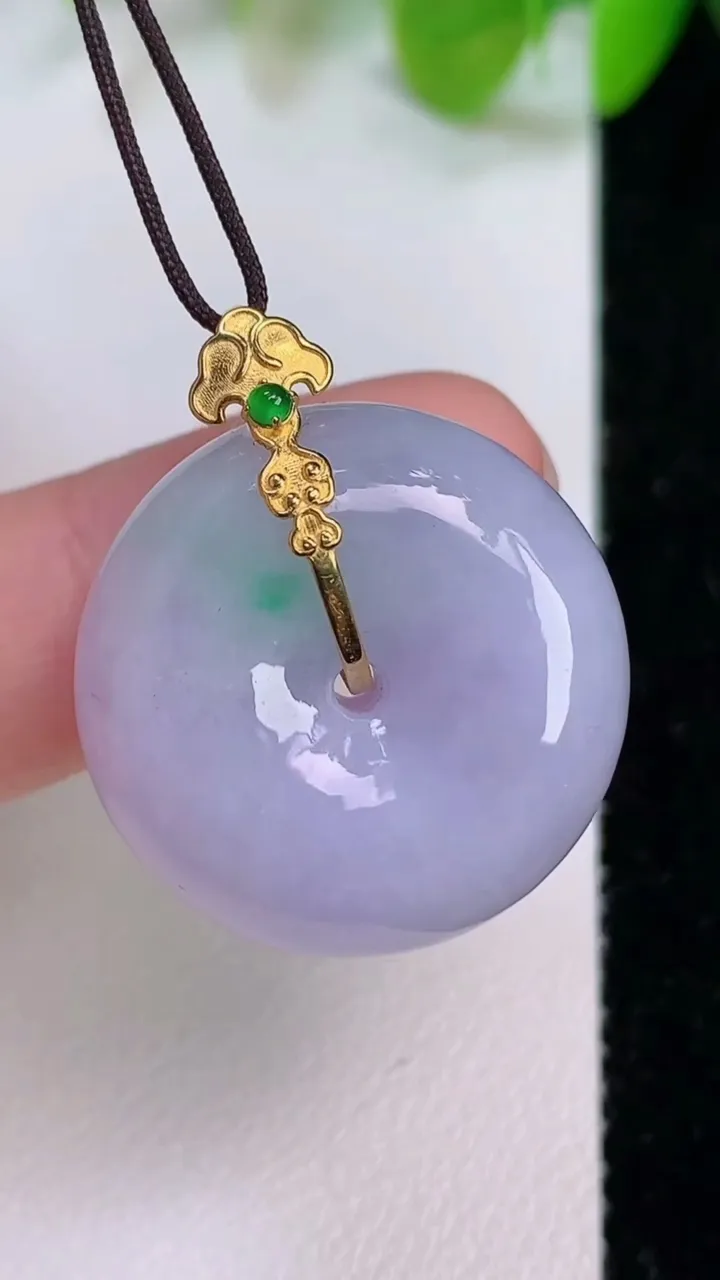 天然A货翡翠18k金春带彩紫罗兰平安扣吊坠，尺寸23-11，重量:13.08g
7月12日
