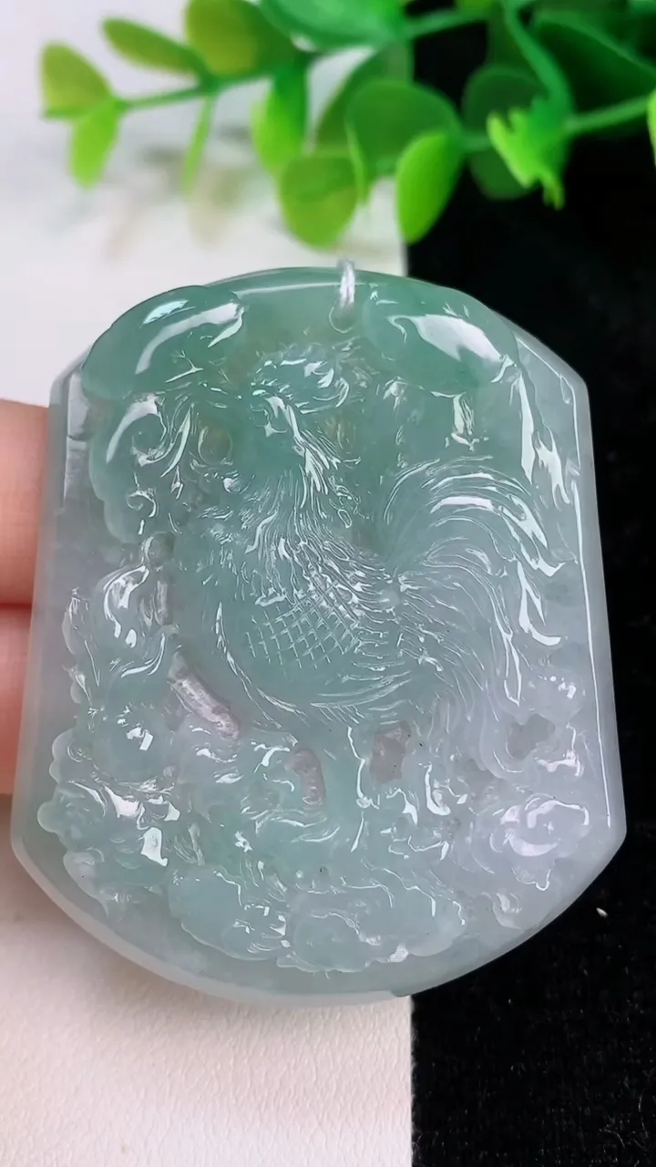 天然A货翡翠生肖鸡吊坠，尺寸55.2-45.6-5.4，重量:31.70g
7月12日