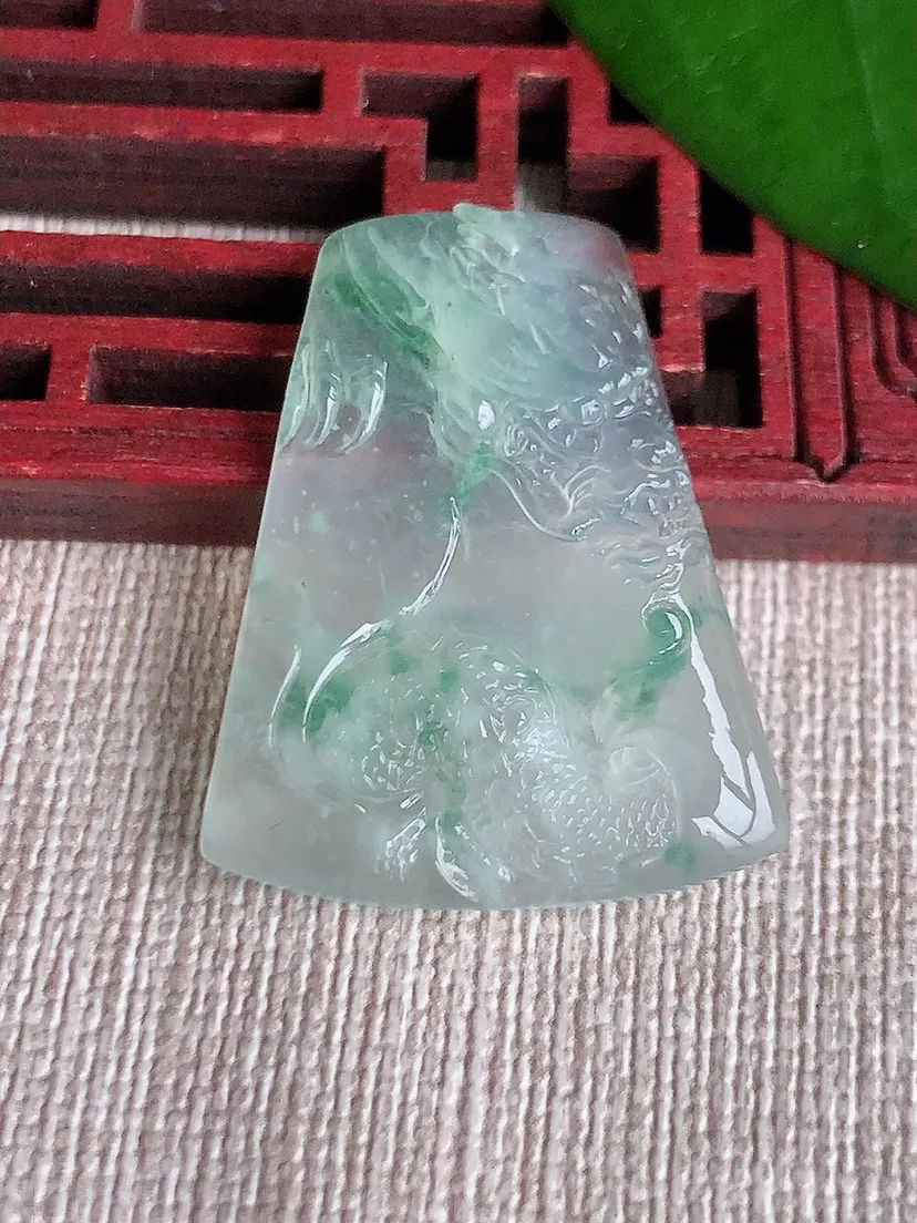 天然A货翡翠飘花龙牌吊坠尺寸31.4×24.7×3.6m量6.53g 0710