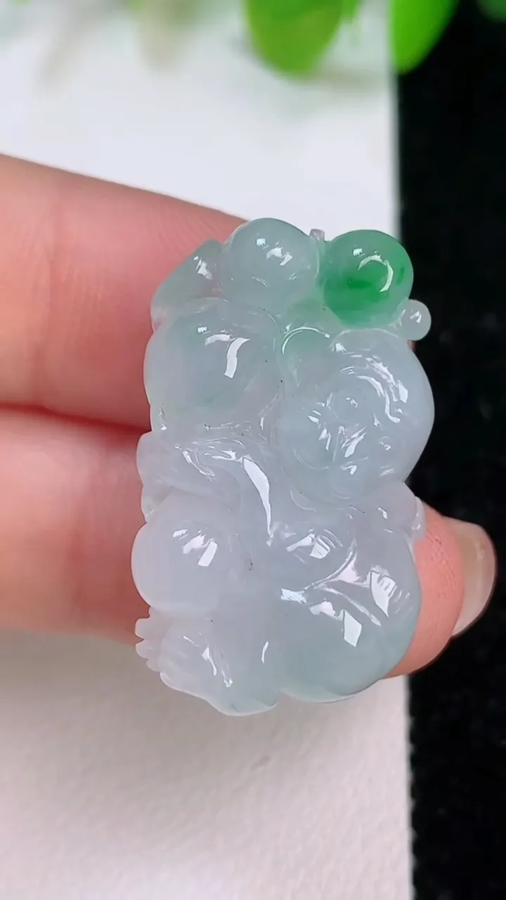 天然A货翡翠生肖猴吊坠，尺寸27.8-17-8.2，重量:7.25g
7月12日