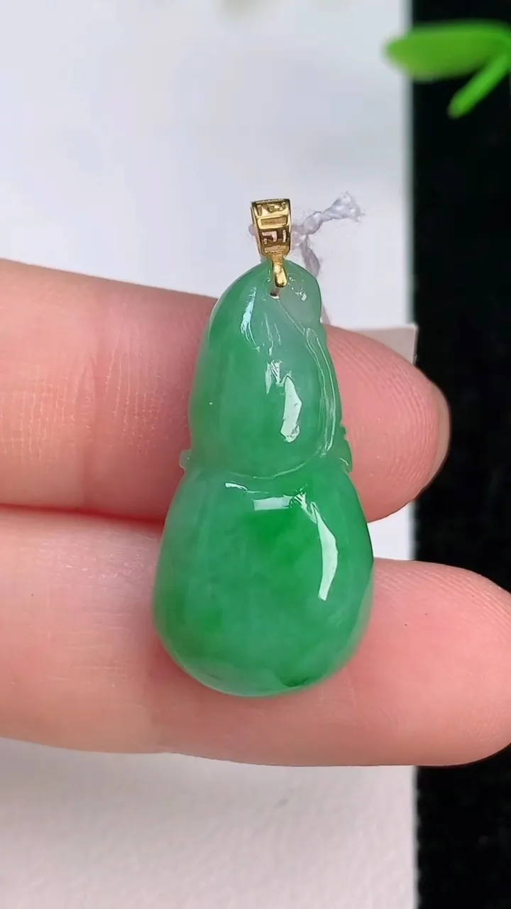 天然A货翡翠葫芦吊坠，尺寸25.5-13.7-6.2，重量:4.10g
7月13日