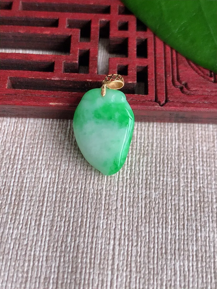 天然A货翡翠18K金扣头飘绿福瓜吊坠尺寸17.6×12.5×6.3m量2.62g 0711
