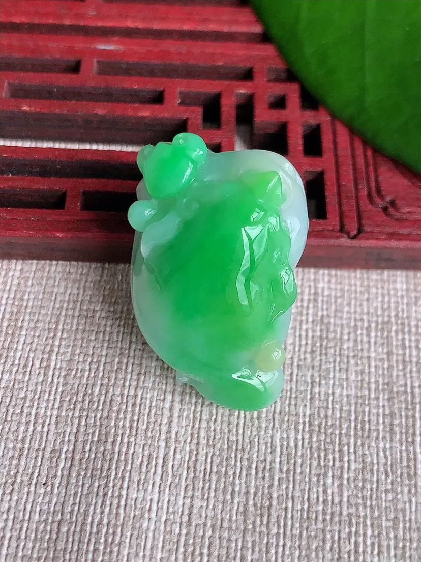 天然A货翡翠飘绿招财金蟾吊坠尺寸28.8×18.5×19.2m量14.86g 0711