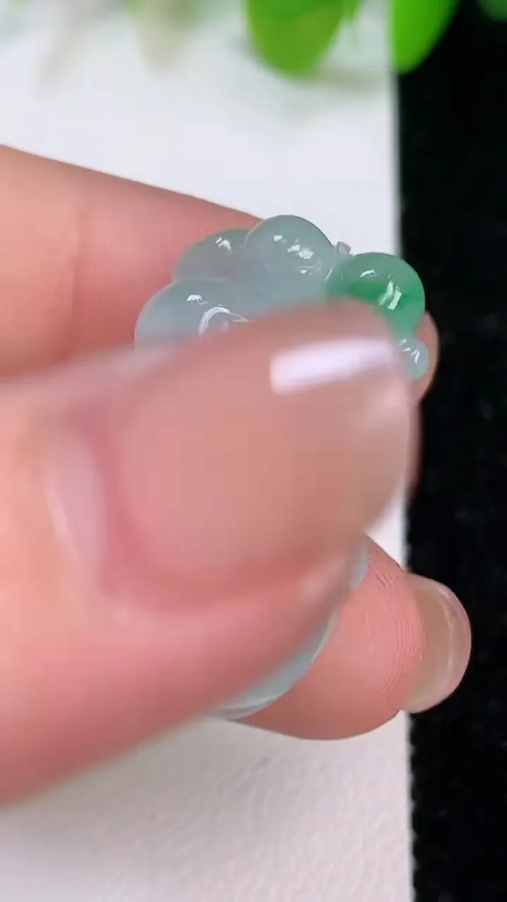 天然A货翡翠生肖猴吊坠，尺寸27.8-17-8.2，重量:7.25g
7月12日