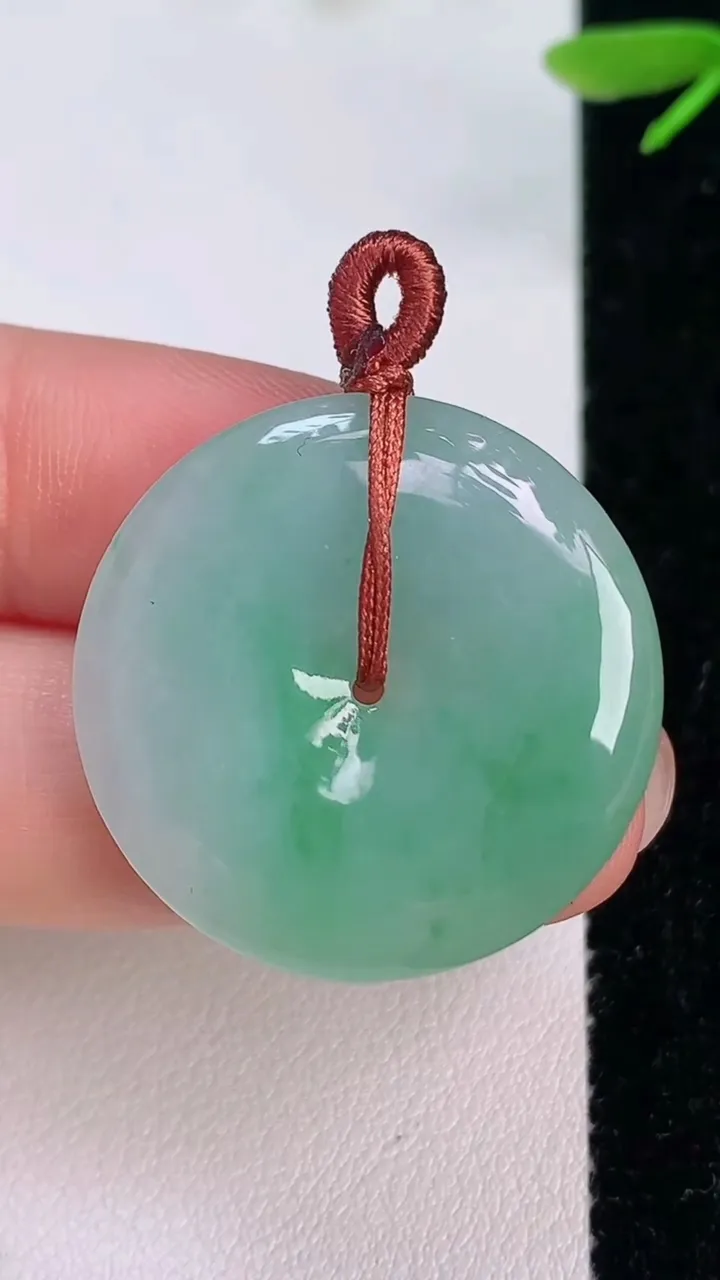 天然A货翡翠平安扣吊坠，尺寸28.3-4.5，重量7.45g
7月12日