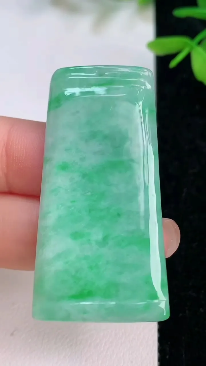 天然A货翡翠节节高升竹节吊坠，尺寸46.6-23.7-3.8，重量:11.53g
7月12日